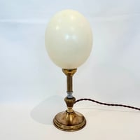 Image 2 of Lampe oeuf d'autruche sur pied en en laiton Empire - Pièce unique 
