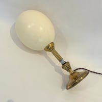 Image 3 of Lampe oeuf d'autruche sur pied en en laiton Empire - Pièce unique 