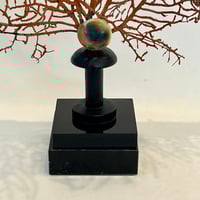 Image 4 of Grande gorgone rouge naturelle sur socle en marbre vintage