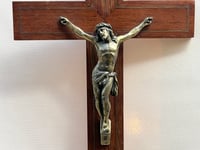 Image 4 of  Grand Crucifix ancien XXe en chêne laiton et métal patiné bronze - 40 cm 