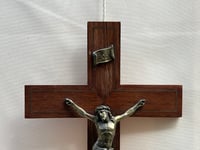 Image 3 of  Grand Crucifix ancien XXe en chêne laiton et métal patiné bronze - 40 cm 