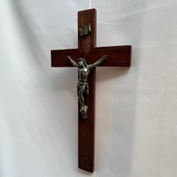 Image 2 of  Grand Crucifix ancien XXe en chêne laiton et métal patiné bronze - 40 cm 