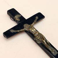 Image 2 of Crucifix ancien XIXe en bois noirci et laiton 