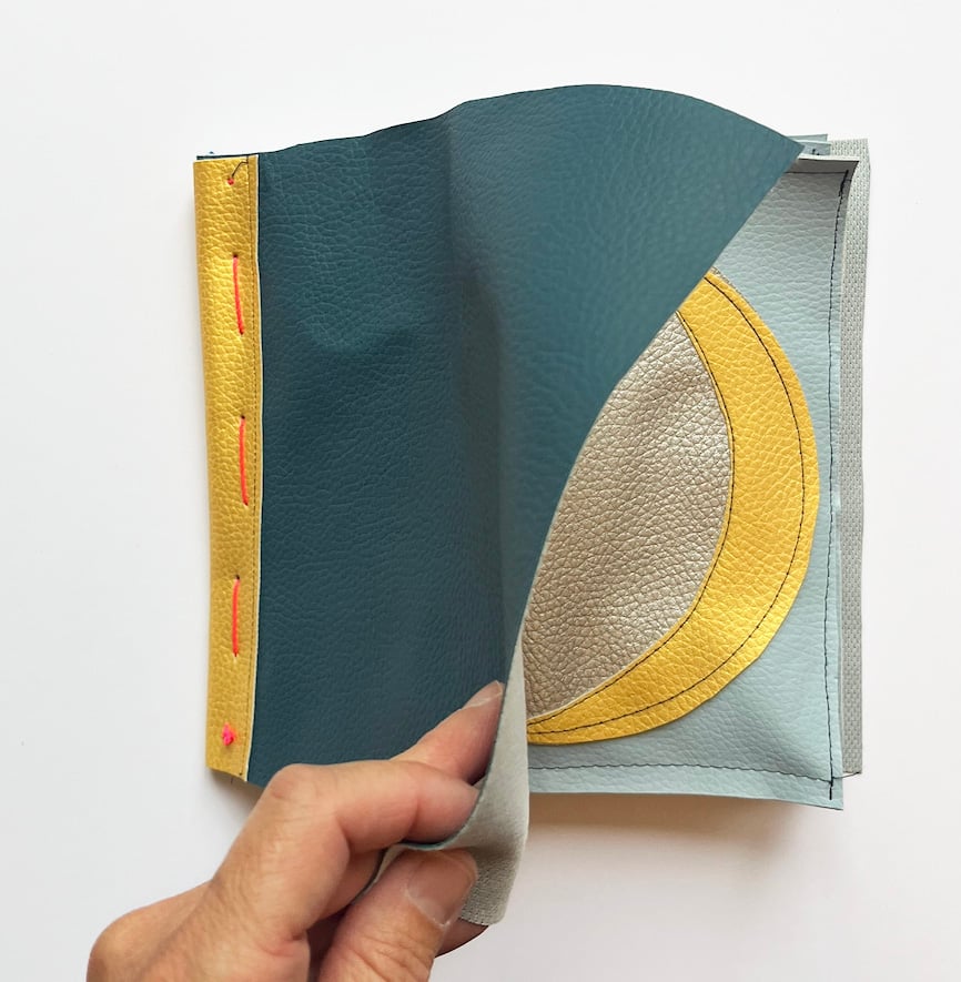 Image of LIVRE EN TISSUS