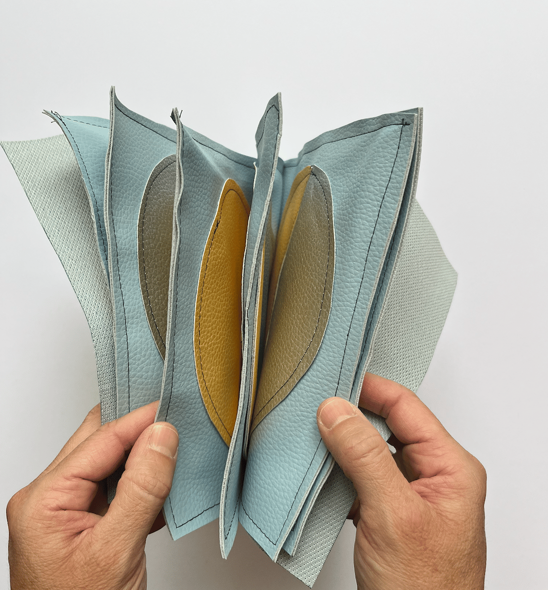 Image of LIVRE EN TISSUS