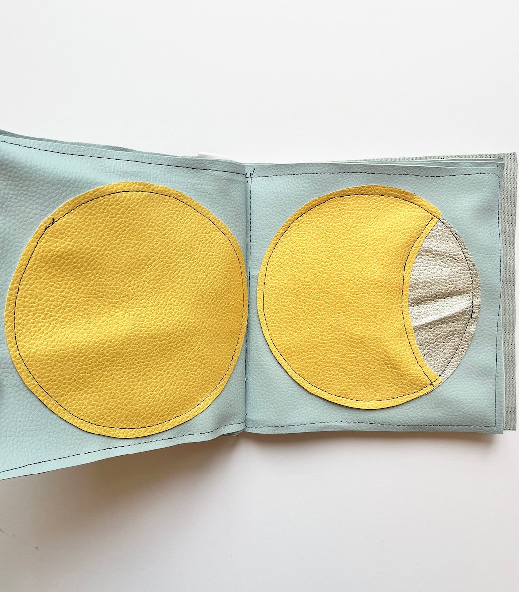 Image of LIVRE EN TISSUS