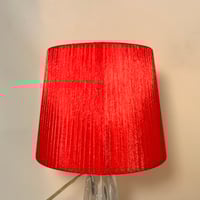 Image 5 of Lampe à poser en cristal vintage 1940 - 50 et abat-jour plissé ruban rouge