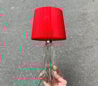 Image 4 of Lampe à poser en cristal vintage 1940 - 50 et abat-jour plissé ruban rouge