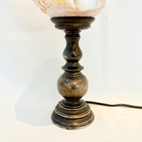 Image 8 of Grande Lampe veilleuse coquillage Conque sur socle en bronze - Pièce unique