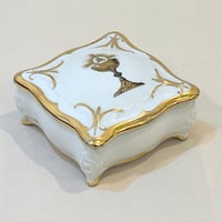 Image 1 of Ancienne boîte religieuse JHS en porcelaine blanche de Paris et dorure - XXe