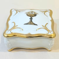 Image 3 of Ancienne boîte religieuse JHS en porcelaine blanche de Paris et dorure - XXe