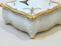 Image 5 of Ancienne boîte religieuse JHS en porcelaine blanche de Paris et dorure - XXe