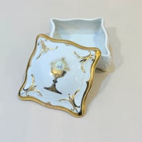 Image 7 of Ancienne boîte religieuse JHS en porcelaine blanche de Paris et dorure - XXe