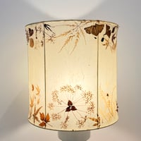 Image 5 of Grande lampe en faïence blanche vintage 1970, abat-jour fleurs séchées
