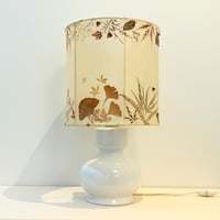 Image 2 of Grande lampe en faïence blanche vintage 1970, abat-jour fleurs séchées