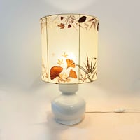 Image 1 of Grande lampe en faïence blanche vintage 1970, abat-jour fleurs séchées