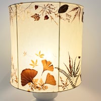 Image 6 of Grande lampe en faïence blanche vintage 1970, abat-jour fleurs séchées