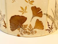 Image 7 of Grande lampe en faïence blanche vintage 1970, abat-jour fleurs séchées