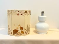 Image 3 of Grande lampe en faïence blanche vintage 1970, abat-jour fleurs séchées