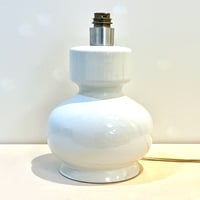 Image 4 of Grande lampe en faïence blanche vintage 1970, abat-jour fleurs séchées