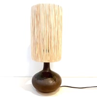 Image 1 of Lampe design en céramique grès marron vintage 1960s - 1970s - Abat-jour en raphia