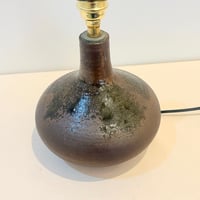 Image 7 of Lampe design en céramique grès marron vintage 1960s - 1970s - Abat-jour en raphia