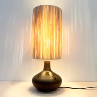Image 2 of Lampe design en céramique grès marron vintage 1960s - 1970s - Abat-jour en raphia