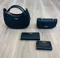 Image 6 of MINI BANDOLERA TATUM NEGRA GUESS