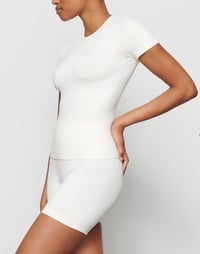 Image 2 of SKIMS- SOFT SMOOTHING SEAMLESS T-SHIRT- MARBLE