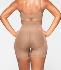 Image 2 of SKIMS- seamless mid thigh Shorts -Sienna