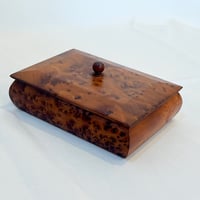 Image 1 of Ancienne boîte rectangulaire Art Déco en bois de loupe de thuya