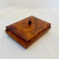 Image 2 of Ancienne boîte rectangulaire Art Déco en bois de loupe de thuya