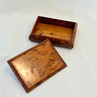 Image 7 of Ancienne boîte rectangulaire Art Déco en bois de loupe de thuya