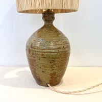 Image 4 of Grande lampe céramique grès beige pyrité vintage 1960s - 1970s - Abat-jour en raphia