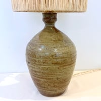Image 5 of Grande lampe céramique grès beige pyrité vintage 1960s - 1970s - Abat-jour en raphia