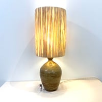 Image 2 of Grande lampe céramique grès beige pyrité vintage 1960s - 1970s - Abat-jour en raphia