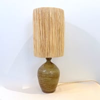 Image 1 of Grande lampe céramique grès beige pyrité vintage 1960s - 1970s - Abat-jour en raphia