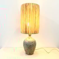 Image 2 of Grande lampe céramique grès beige gris pyrité vintage 1960s - 1970s - Abat-jour en raphia