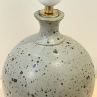 Image 5 of Grande lampe céramique grès beige gris pyrité vintage 1960s - 1970s - Abat-jour en raphia