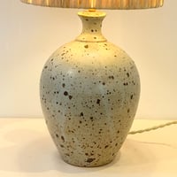 Image 4 of Grande lampe céramique grès beige gris pyrité vintage 1960s - 1970s - Abat-jour en raphia