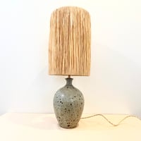 Image 1 of Grande lampe céramique grès beige gris pyrité vintage 1960s - 1970s - Abat-jour en raphia