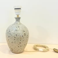 Image 3 of Grande lampe céramique grès beige gris pyrité vintage 1960s - 1970s - Abat-jour en raphia