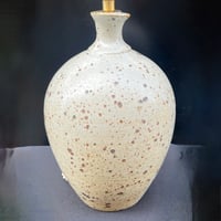 Image 6 of Grande lampe céramique grès beige gris pyrité vintage 1960s - 1970s - Abat-jour en raphia