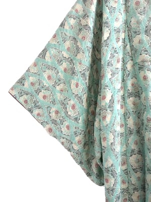 Image of Kimono dame af turkisgrøn silke med blomster