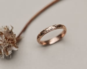 Image of 18ct Rose gold 3mm ‘Olive leaf’ and milled edge engraved ring