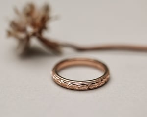 Image of 18ct Rose gold 3mm ‘Olive leaf’ and milled edge engraved ring