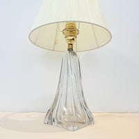 Image 2 of 1 - Pied de lampe à poser signé Daum, cristal, avec abat-jour plissé ruban, années 50 - 60
