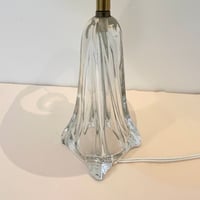 Image 4 of 1 - Pied de lampe à poser signé Daum, cristal, avec abat-jour plissé ruban, années 50 - 60
