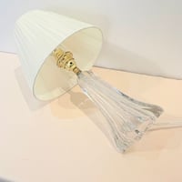 Image 3 of 1 - Pied de lampe à poser signé Daum, cristal, avec abat-jour plissé ruban, années 50 - 60