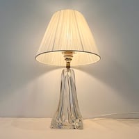 Image 7 of 1 - Pied de lampe à poser signé Daum, cristal, avec abat-jour plissé ruban, années 50 - 60
